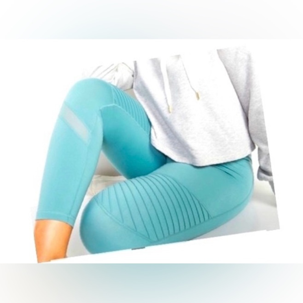 NWT!! Old Navy High-Waisted Elevate Moto 7/8-Length Leggings - Sz M
